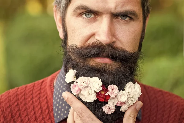 Homem com flores na barba — Fotografia de Stock