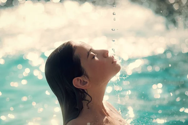 Soins de la peau et mode de vie sain. soins de la peau de femme dans la piscine d'eau — Photo