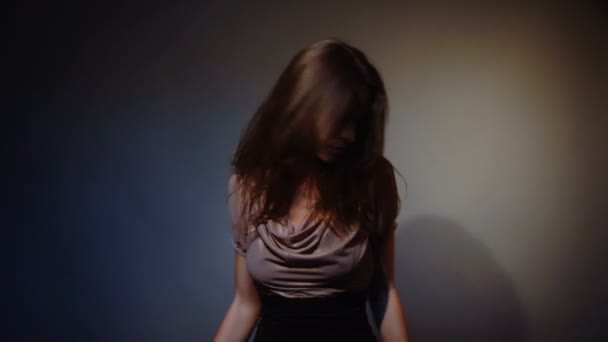 Sexy meisje plezier. Jonge, prachtige, aantrekkelijke vrouw is het hebben van plezier. Casual meisje plezier — Stockvideo