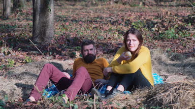 Mutlu çift. Aile, ebeveynlik, evlat edinme ve insanlar kavramı - mutlu anne, baba parkta. Genç aile açık havada.