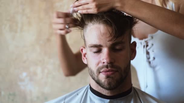 Coupe de cheveux des hommes aux ciseaux de coiffeur. Super moment au salon de coiffure. Joyeux jeune homme barbu se faire couper les cheveux par un coiffeur. Jeune homme dans Barbershop Hair Care Service Concept . — Video