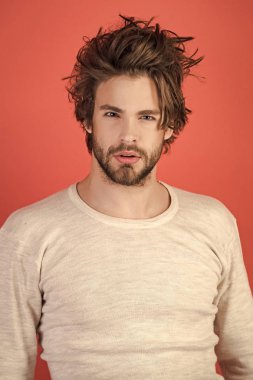 Kırmızı zemin üzerine sakallı uykulu adam.