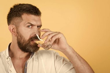 Uzun sakallı adam tutun su bardağı Sarı zemin üzerine.