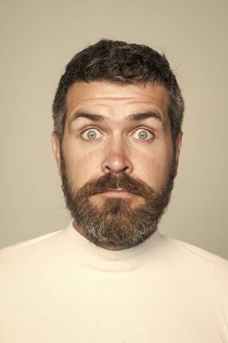 Adam uzun sakal ve bıyık.