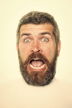 sürpriz yüzünde uzun sakallı