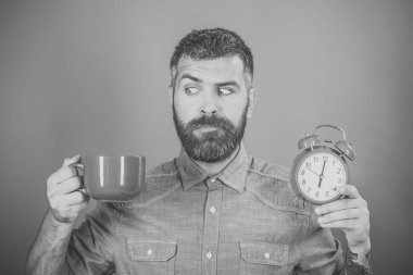 Adam içki sabah kahve veya çay ile çalar saat.