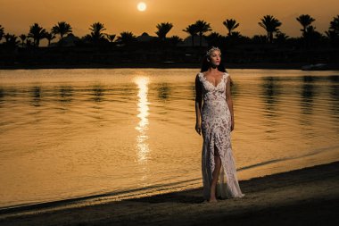 Deniz sahilde duran kadın