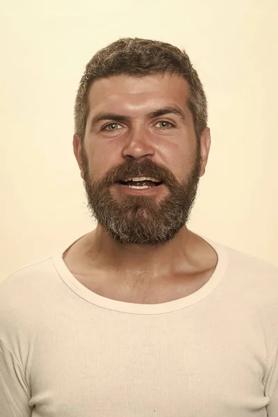 Парень или бородатый человек изолирован на белом фоне . — стоковое фото