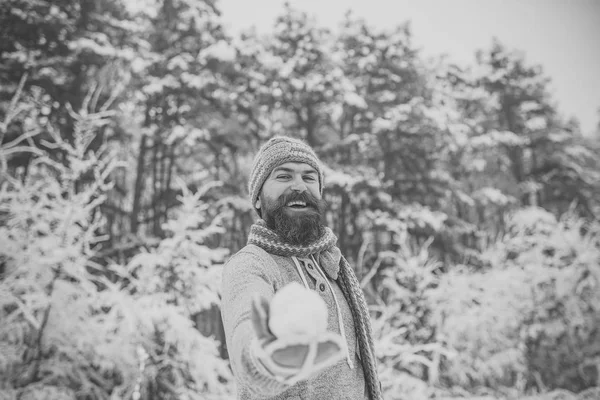 Hipster in thermische jas, muts, sjaal, baard warm in de winter — Stockfoto