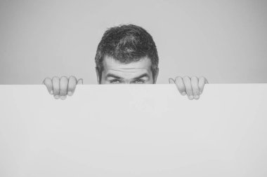 Hipster gizle yüz beyaz kağıt behind.