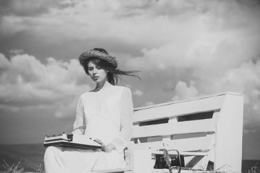 Kız çelenk ve bankta beyaz elbise