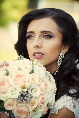 Çiçek ile uzun esmer saçlı gelin.