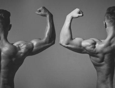 Pazı ve triceps gösteren Koç sporcu.