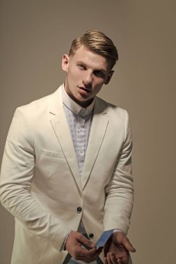 Beyaz ceketli adamı tutun mavi kartvizit