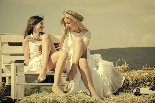 Kadınlar güneşli beyaz elbiseler