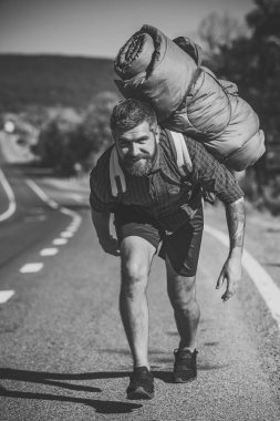 Adam uzun yürüyüşe çıkan kimse mutlu bend altında asfalt yolda sırt çantası
