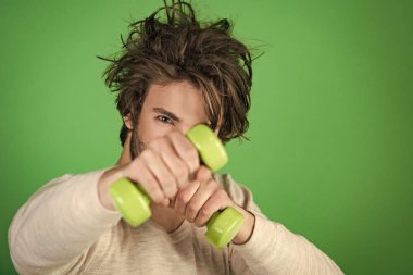 iç çamaşırı eğitim ile halter, dağınık saçlı adam sabah