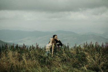 Dağ tepe üzerinde Romantik Çift