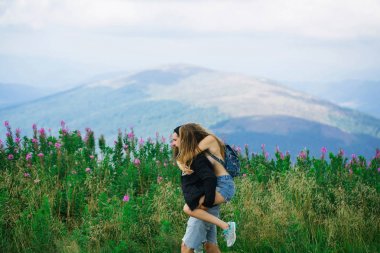 Dağ tepe üzerinde Romantik Çift