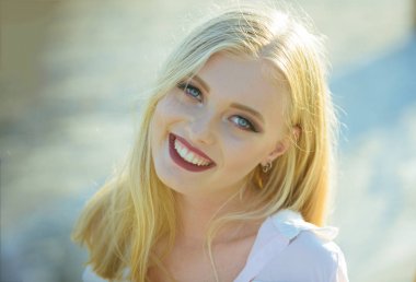 Şehvetli kız gülümseyen güneşli günde açık