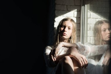 Şehvetli kadın pencere sakin ol. Genç cilt yüz olan kadın. Islak sarışın saçlı güzellik modeli. Albino kız seksi bakışla. Moda güzellik ve bak, kopya alanı