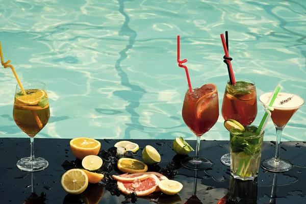 Cocktails in water zwembad. — Stockfoto