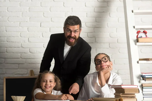 Junge kaukasische Mann Lehrer lehren Mädchen mit Büchern und Stiften, Bildung. — Stockfoto