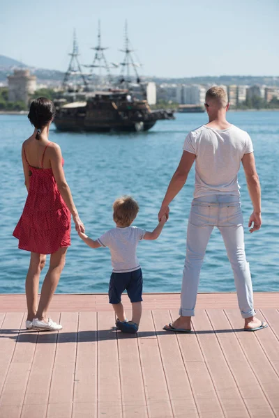 Family travel with kid on mothers or fathers day. family on summer vacation. — Stock Photo, Image