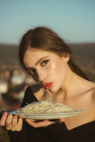 Апетит молодої жінки з макаронами. апетит і голод жінки з червоними губами — стокове фото