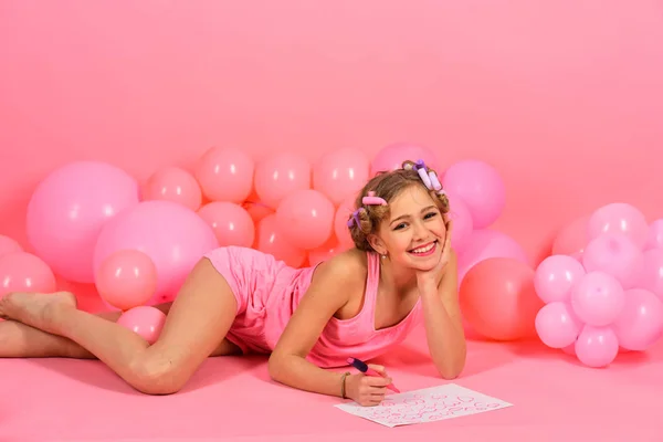 Menina pequena pintor criança em rosa . — Fotografia de Stock