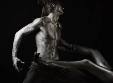 Adam çıplak gövde ile gümüş boya ile kaplı