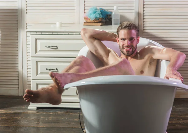 Adam rahatlatıcı banyo küveti — Stok fotoğraf