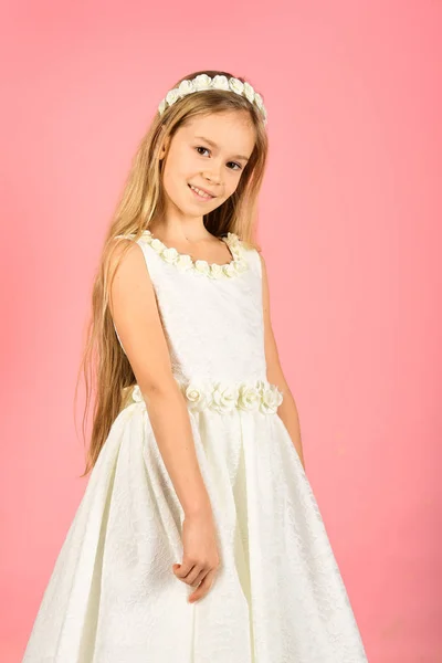 Mignonne petite fille en robe à la mode. portrait d'un enfant. enfant en robe, faisant du shopping. Fille. mode — Photo