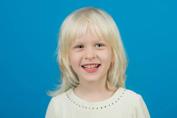 Glück und Kindheit. Glück des kleinen blonden Mädchens. — Stockfoto