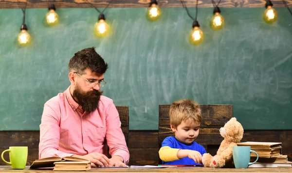 Profesionální lektoři jsou odborníci v jejich akademické obsahu. podnikání. Učitel je zkušený vůdce. Ideální partnerství. Student potřebuje bezpečí vzdělávací prostředí. a používat jej. koncept vzdělávání a školy. — Stock fotografie