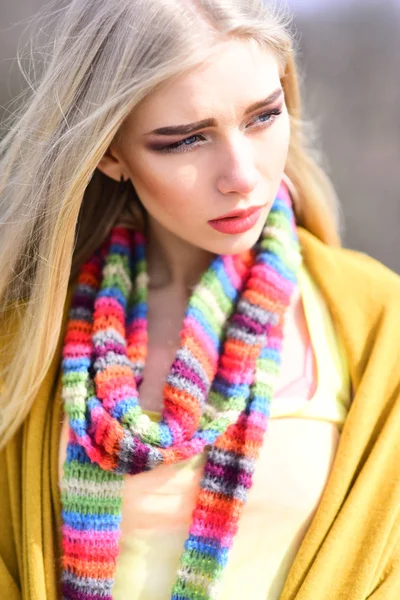 Joven chica con estilo con el pelo rubio liso usando despojado bufanda multicolor, puente amarillo y cárdigan posando al aire libre — Foto de Stock