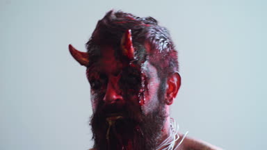 Şeytan vampir portre. Cadılar Bayramı kırmızı şeytan canavar. Krampus. Noel şeytanlar. Cadılar Bayramı.