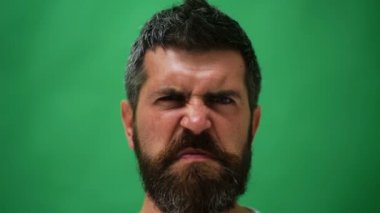 Erkek yüz duygular. Farklı ifadelerle sakallı adam. Genç portre farklı duygular ve jestleri ile mans. Yakışıklı duygusal adam. Genç adam farklı duygular ifade.