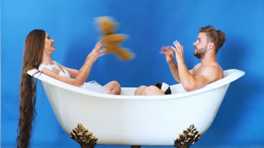 Oyuncaklar. Küvet. Lüks küvet. Güzel kız. Güzel adam. Küvet oyuncaklarla oynamak güzel bir kadın. Küvet içinde genç Çift