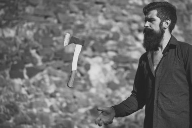 Taşlı duvar ve balta ile adam