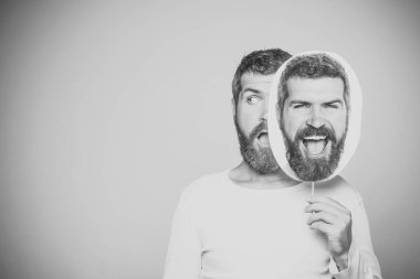 Yenilikçi ve mutlu yüz tabela ile.