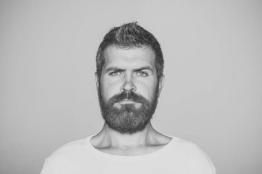 Adam ya da gri arka plan üzerinde sakallı adam.