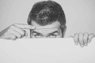 Adam gri arka plan üzerinde.