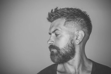 Adam sakallı yüzü profil ve şık saç