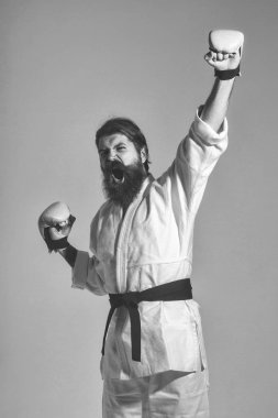 mutlu karate erkek kimono ve boks eldivenleri bağırarak sakallı