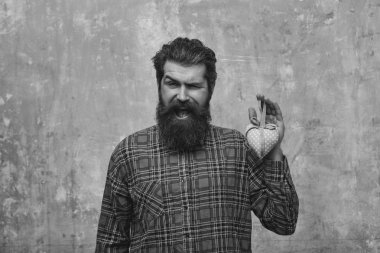 Sakallı mutlu sakallı adam pembe Tekstil kalp tutar