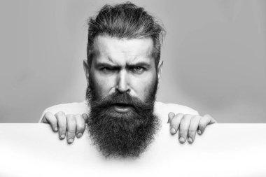 kağıt ile şaşırmış adam sakallı