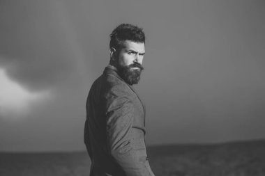 Hipster gökkuşağı gökyüzü önünde şık görünümü ile.