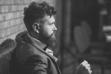 İş üstünde belgili tanımlık gitmek. Kendine güvenen bar müşteri kafede oturup. Puro kulübündeki uzun sakallı bir iş adamı. Barda bekleyen hipster tarihi toplantı. Sakallı adam huzur içinde Restoran