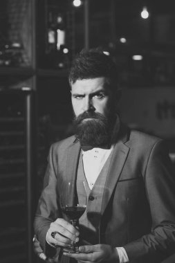 mükemmel şarap. resmi elbiseli ciddi sakallı adam elinde Şarap kadehi